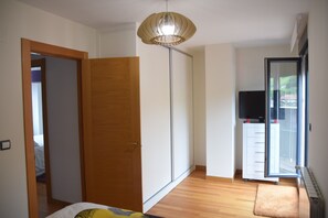 2 dormitorios, tabla de planchar con plancha, Internet y ropa de cama