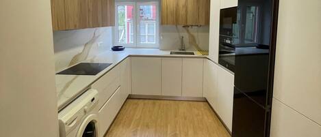 Jääkaappi, mikroaaltouuni, uuni, astianpesukone