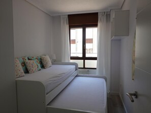 2 bedrooms, iron/ironing board, internet, bed sheets