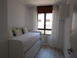 2 bedrooms, iron/ironing board, internet, bed sheets