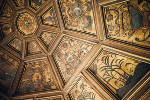 A ceiling with geometric patterns and ornate designs. - Quinta De Guimaraes (Baiao)