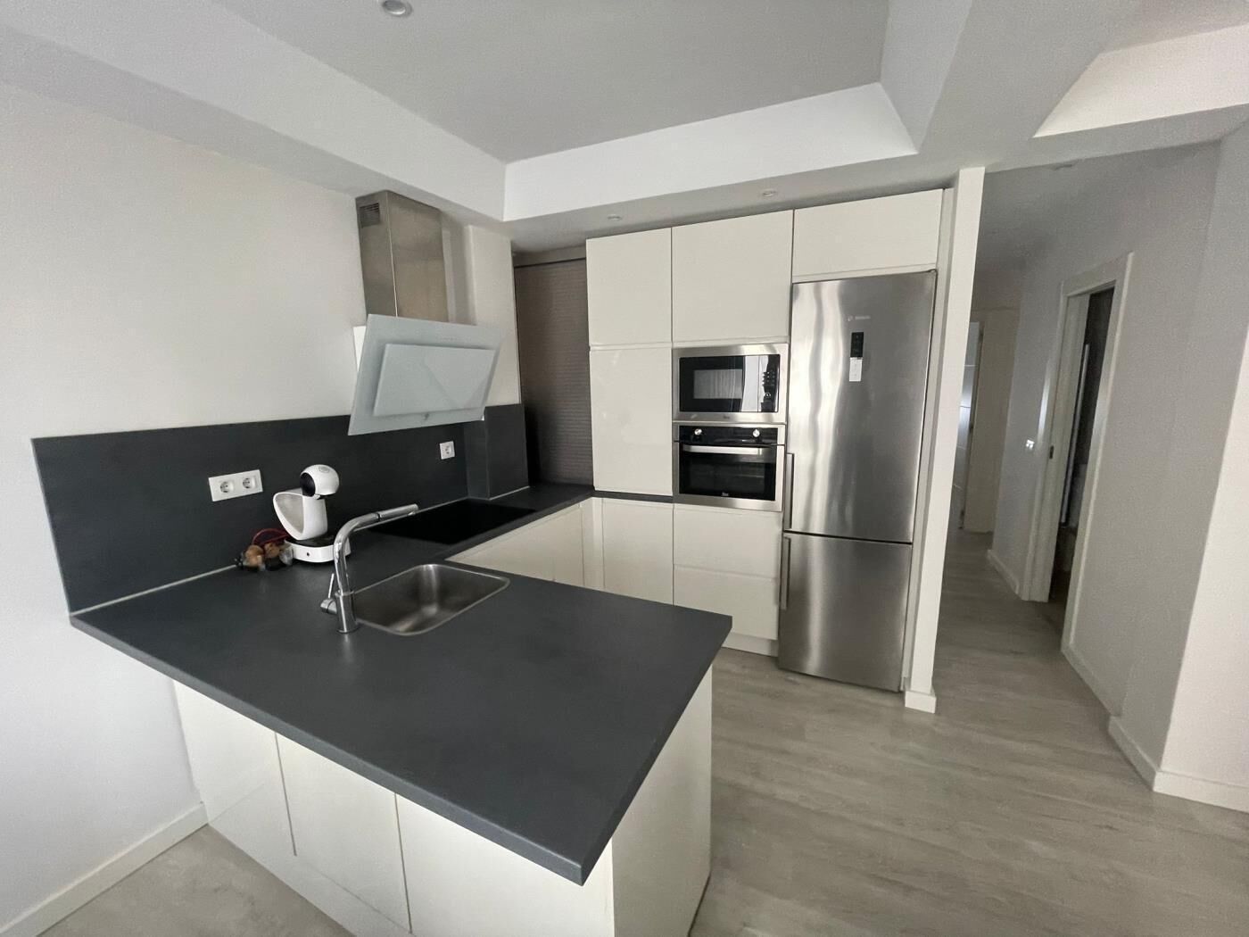 Réfrigérateur, micro-ondes, four, lave-vaisselle