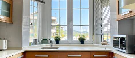 Een koelkast, een microgolfoven, een oven