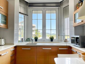 Kylskåp, mikrovågsugn, ugn och kaffe- och tebryggare