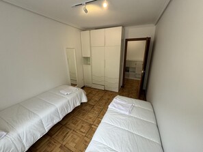 2 Schlafzimmer, Bügeleisen/Bügelbrett, Bettwäsche