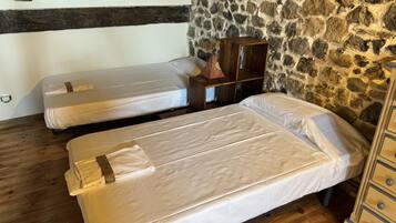 7 bedrooms, iron/ironing board, internet, bed sheets