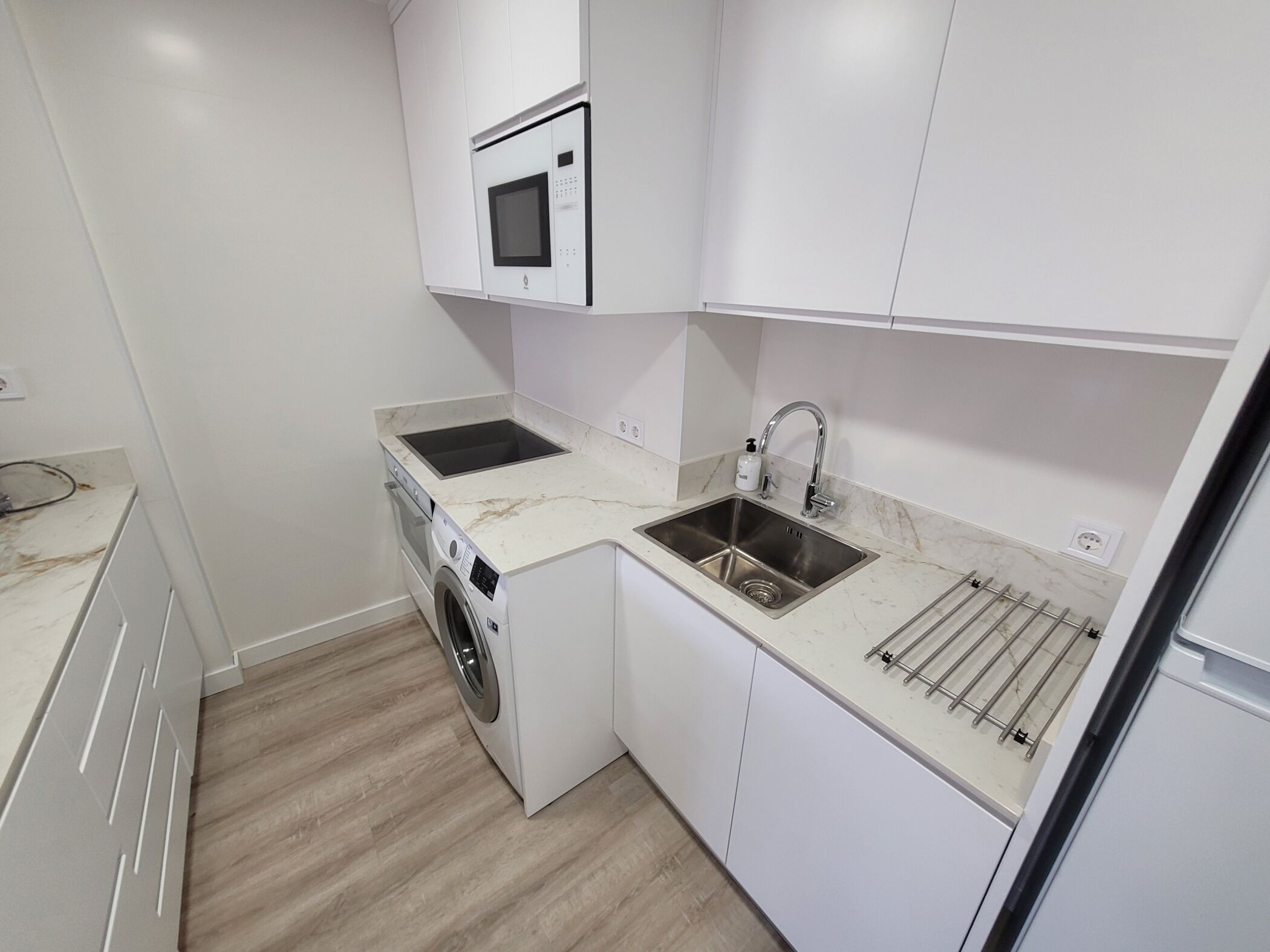 Réfrigérateur, micro-ondes, four, lave-vaisselle