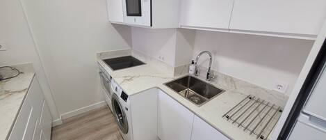 Réfrigérateur, micro-ondes, four, lave-vaisselle