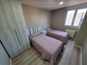 2 soverom, strykejern/-brett, internettilgang og sengetøy