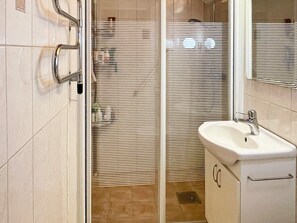 House | Bathroom - 7 Person Holiday Home in Solvesborg (Sölvesborg)