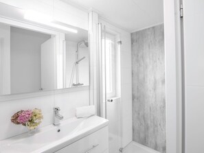 House | Bathroom - Modern Wemeldinge Holiday Home for 6 (Wemeldinge)