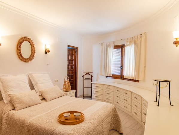 3 عدّة غرف نوم وطراز فريد لكل وحدة وملاءات أسرّة