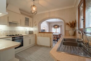 Villa | Cuisine privée | Réfrigérateur, chaise haute