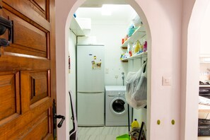 Villa | Privékeuken | Een koelkast, een kinderstoel