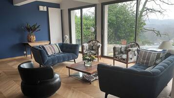 Télévision, livres, chaîne hi-fi