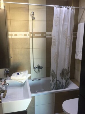 Haartrockner, Handtücher, Seife, Shampoo
