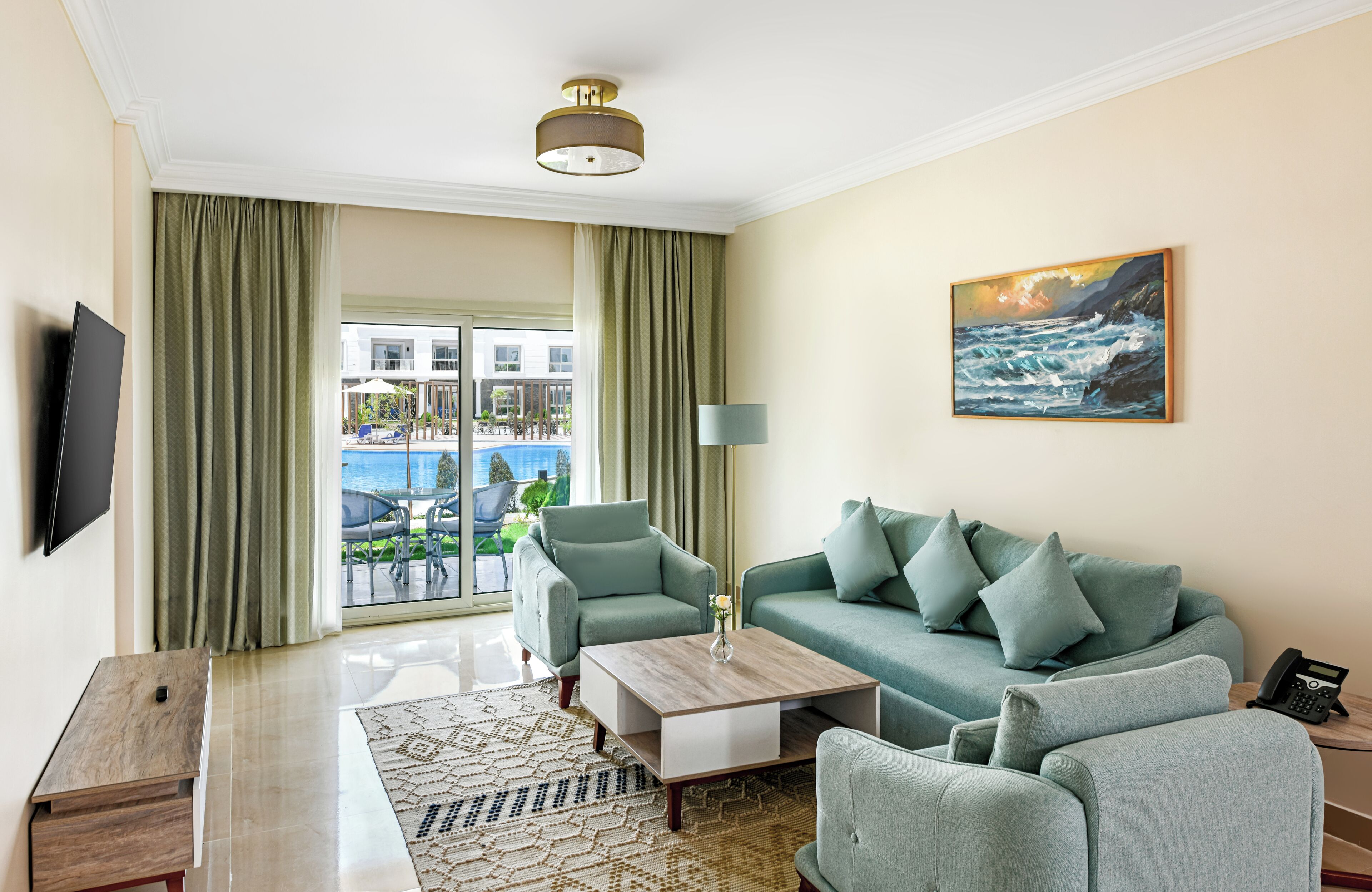 Deluxe Suite, Pool View | Peti besi dalam bilik, dihias secara berasingan 