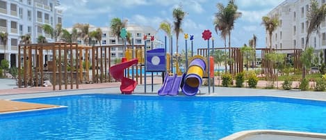 5 piscines extérieures, parasols de plage, chaises longues
