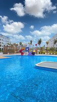 5 piscinas al aire libre, sombrillas, sillones reclinables de piscina