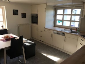 Private kitchen - Farsighted Modern Retreat (Taarstedt)