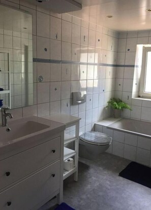 House | Bathroom - Farsighted Modern Retreat (Taarstedt)