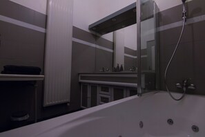 Baignoire à jets, sèche-cheveux, serviettes fournies, savon