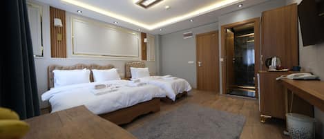 Trippelrum för familj | Skrivbord, arbetsyta för laptop, ljudisolering och strykjärn/strykbräda