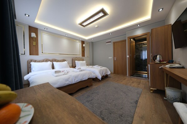 Chambre Triple Familiale | Bureau, espace de travail pour ordinateur portable