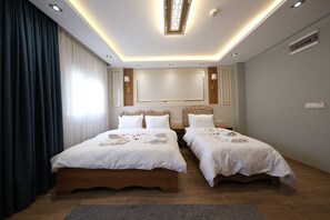 Desk, laptop workspace, soundproofing, iron/ironing board - Elita Otel (Istanbul)