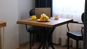 Escrivaninha, espaço de trabalho para notebook, quartos à prova de som