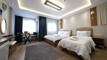 Quarto triplo família | Escrivaninha, espaço de trabalho para notebook, quartos à prova de som