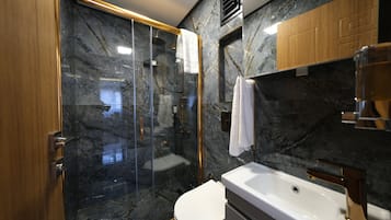 Chuveiro, produtos de toalete grátis, secador de cabelo, chinelos