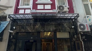 A building with multiple windows and balconies, featuring the name 'ELITA' on the facade. - Elita Otel (Istanbul)