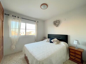 2 quartos, ferros/tábuas de passar roupa, roupa de cama