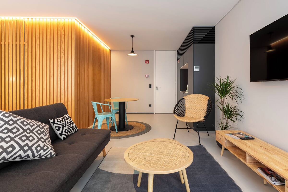 Superior Room with Balcony | 免費無線上網、獨特裝潢、布置獨特、床單