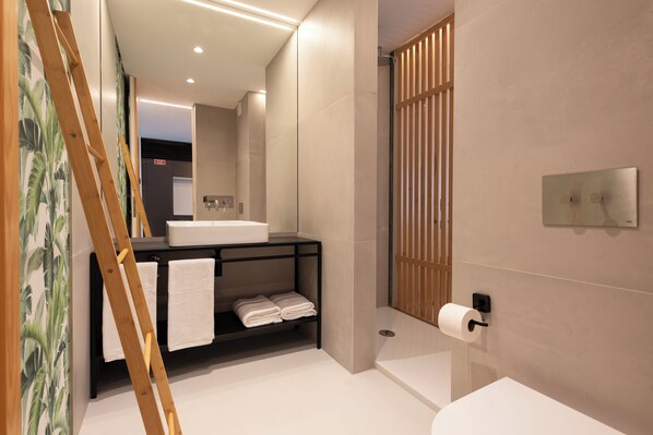 Superior Room | Bathroom | Shower, rainfall showerhead, free toiletries, hair dryer - Blau 1911 (Porto)