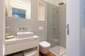 Chambre Deluxe | Salle de bain | Douche, douche à « effet pluie », articles de toilette gratuits