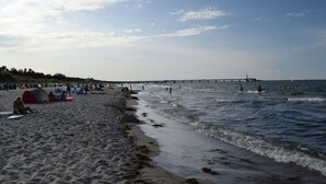 A beach with tents and people near the water. - Holiday Apartment Seagull (Zinnowitz)