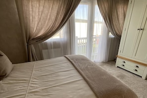 2 kamar tidur, setrika/meja setrika, Wi-Fi gratis, dan seprai linen
