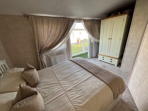 Cabin | 2 bedrooms, iron/ironing board, free WiFi, bed sheets - Seaview Caravan 2 Bedroom Sleeps 6 -wifi -smart Tv (Colchester)