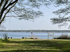 A grassy area with a bench and a hammock near a body of water. - on Grimnitzsee With Lake Views (Joachimsthal)