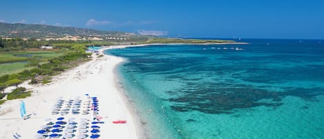 Privatstrand, weißer Sandstrand, Liegestühle, Sonnenschirme