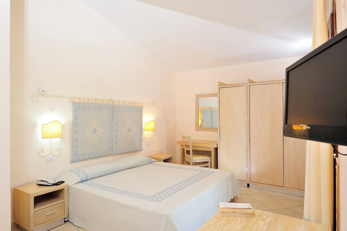 Classic Room | 1 bedroom, cots/infant beds, bed sheets