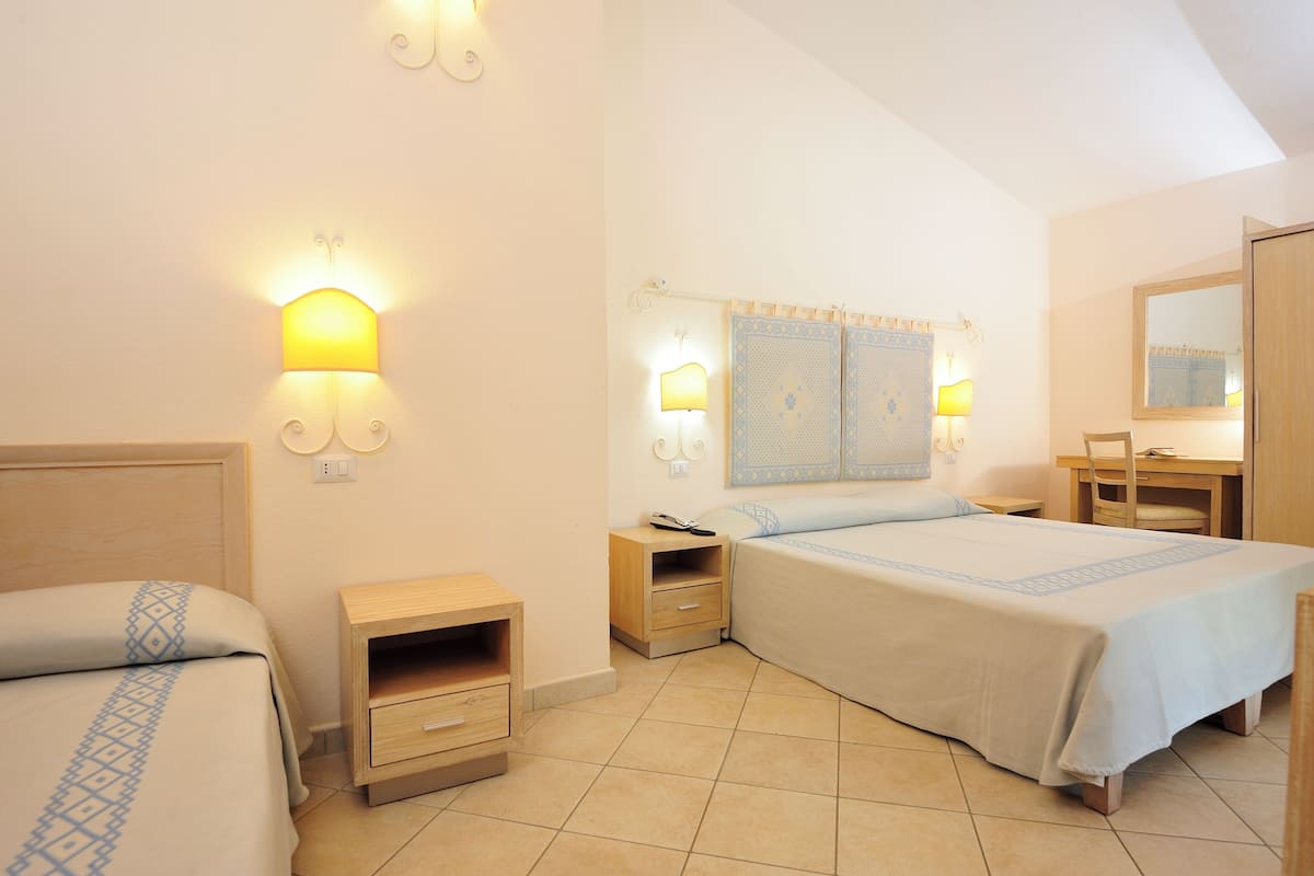 1 bedroom, cots/infant beds, bed sheets