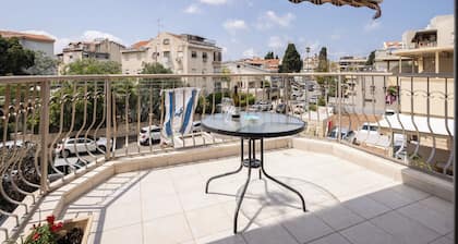 Homey Kiryat Haim Apt by Sea N Rent