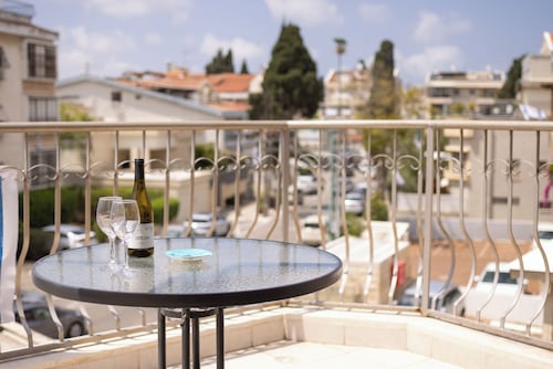 Homey Kiryat Haim Apt by Sea N Rent