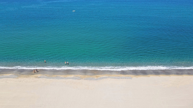 A beach with clear blue water and a sandy shore. - Futura Club La Praya (Pizzo)