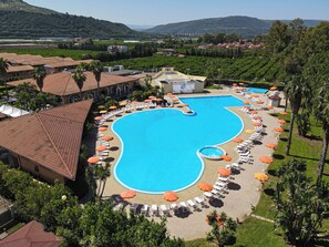 Een seizoensgebonden buitenzwembad