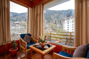 Chambre Double Luxe, balcon, vue montagne | Lits pliants/supplémentaires, Wi-Fi gratuit, draps fournis