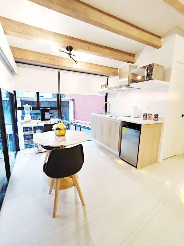 Réfrigérateur, plaque de cuisson, cafetière/bouilloire, chaise haute